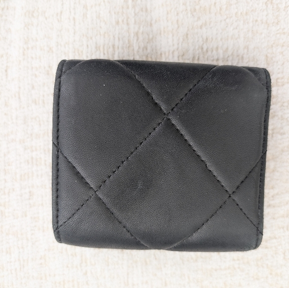 Chanel Chic Black Quilted Leather Wallet - Picture 2 of 4